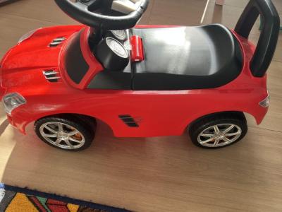 Paspiriama raudona mašinėlė