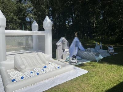 Baltas batutas su kamuoliukais