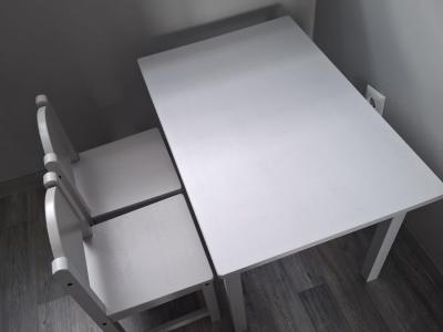 Vaikiškas stalas su kėdutėmis